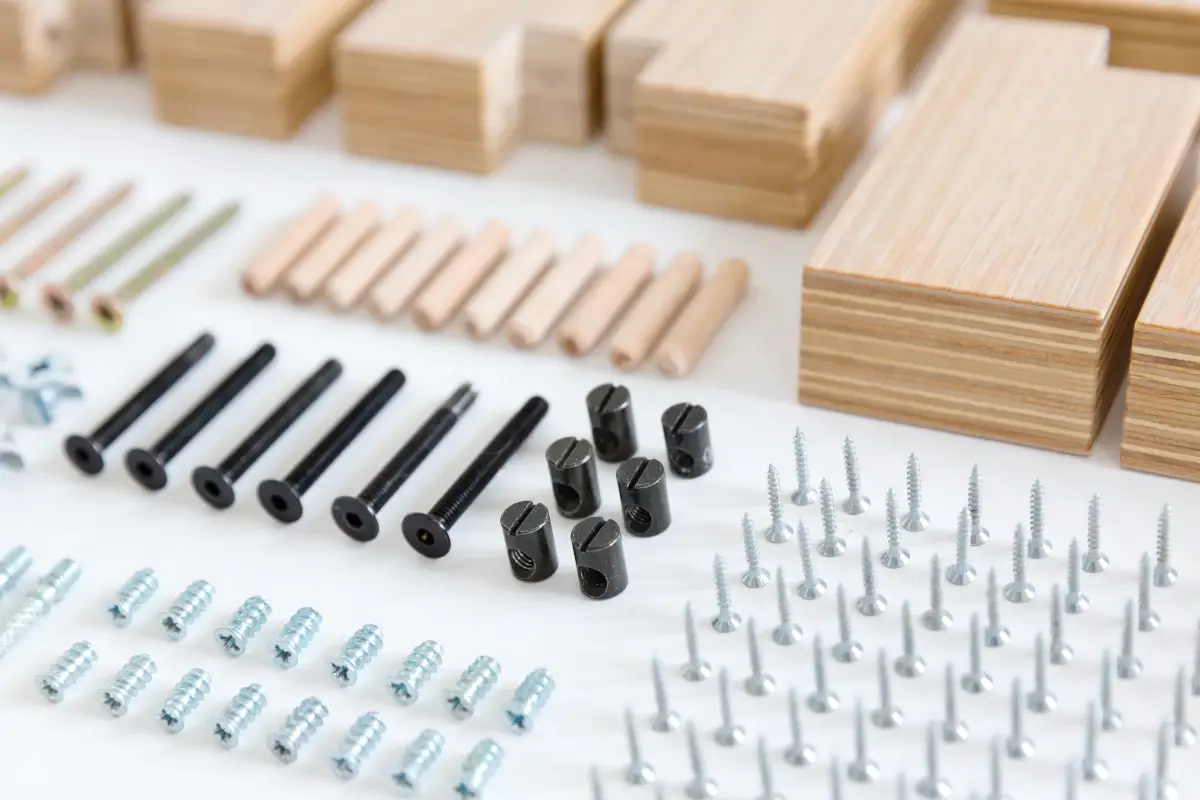 Komponenter til et IKEA METOD Køkken eller en IKEA PAX Garderobe. Under samling og montering af dine IKEA skabe samt indretning, kommer vi gennem tusindevis af komponenter.