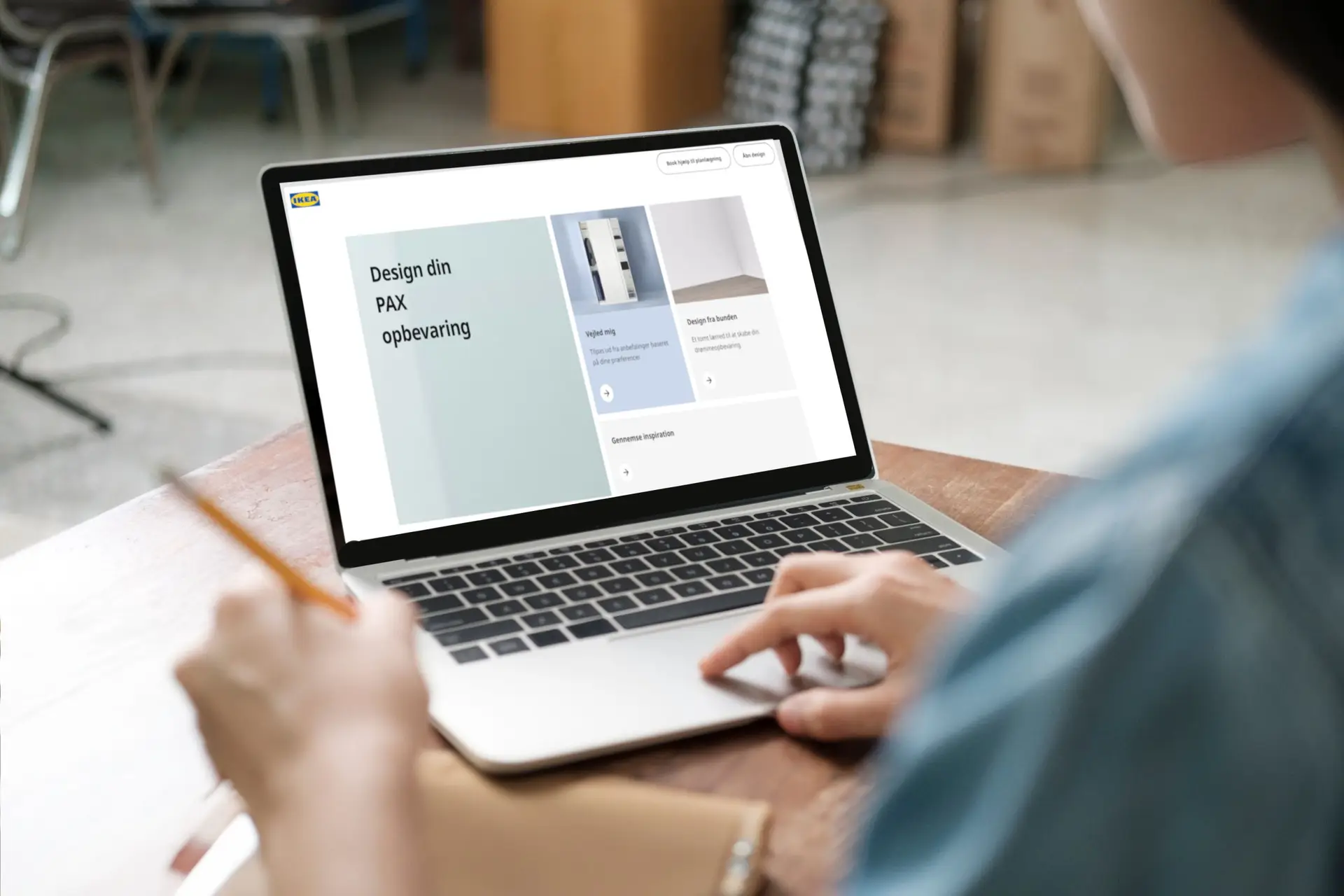 Udover samling og montering af IKEA, hjælper vi gerne med at opmåle og tegne din nye IKEA PAX garderobe i PAX Planner'en. Vores montør erfaring kommer dig til gode, når du skal vælge løsning og KOMPLEMENT indretning